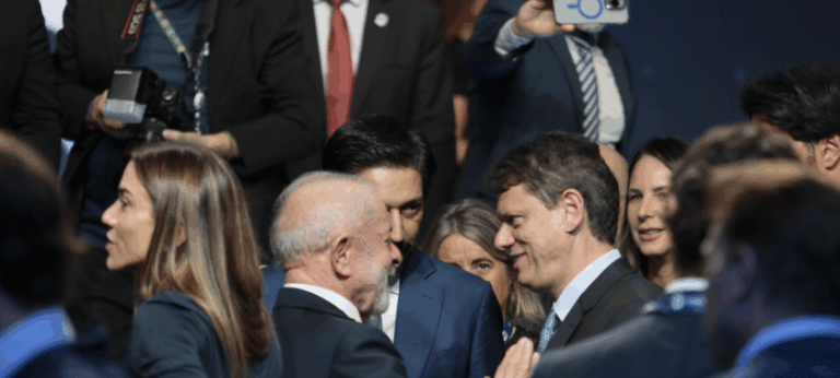 Tarcísio afirma que Brasil vive “polarização acirrada” em lançamento do SBT News com presença de Lula