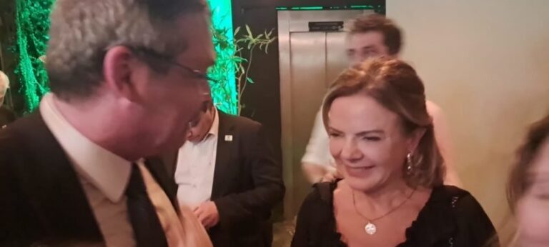 Gleisi Hoffmann comemora retirada de sanções dos EUA contra Alexandre de Moraes