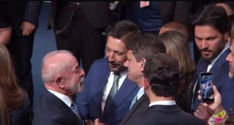 Lula elogia elegância de Tarcísio durante lançamento do SBT News