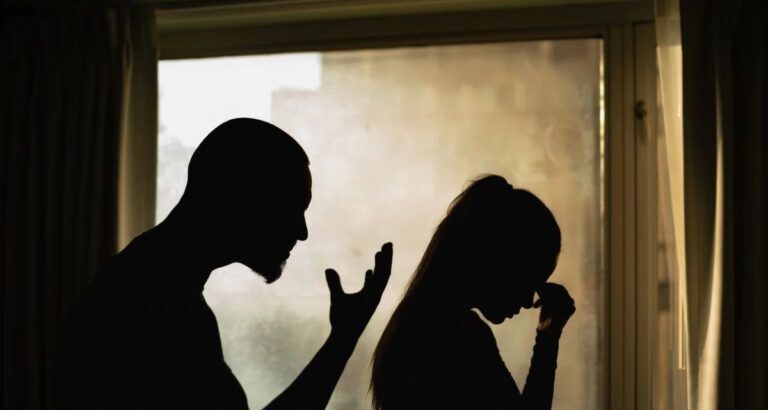 Artigo de Tainá Vargas sustenta que extrema direita converte misoginia em estratégia política