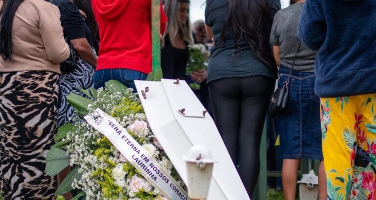 Corpo de bebê que morreu em creche clandestina é sepultado sob forte emoção no DF