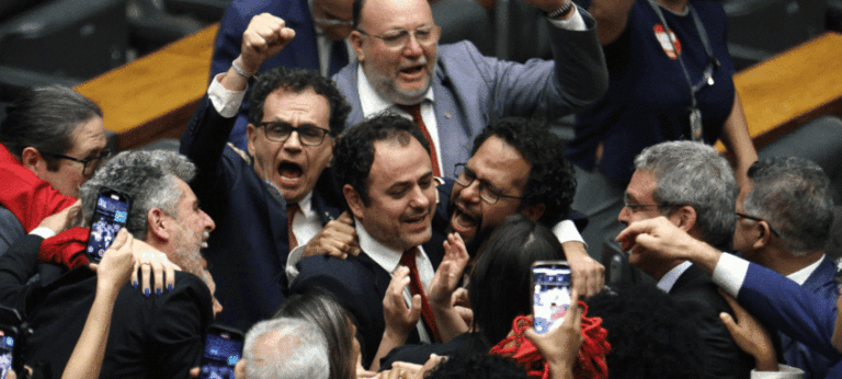 Câmara converte cassação de Glauber Braga em suspensão de 6 meses com apoio do Centrão