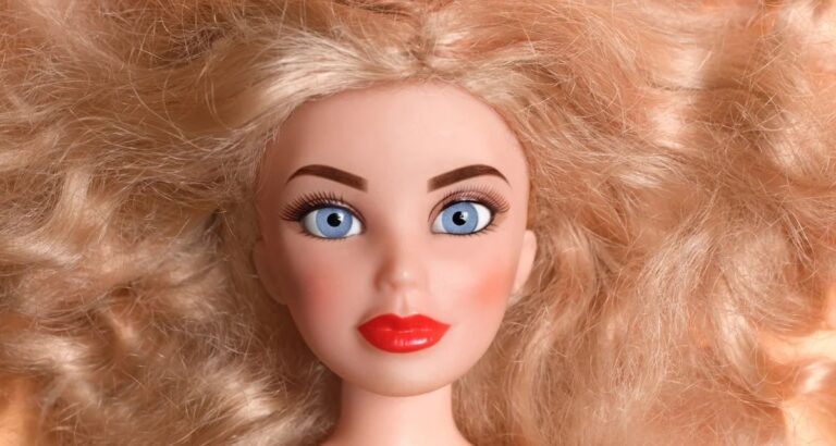 Livro revela suposto uso de espionagem e cópia na criação da Barbie