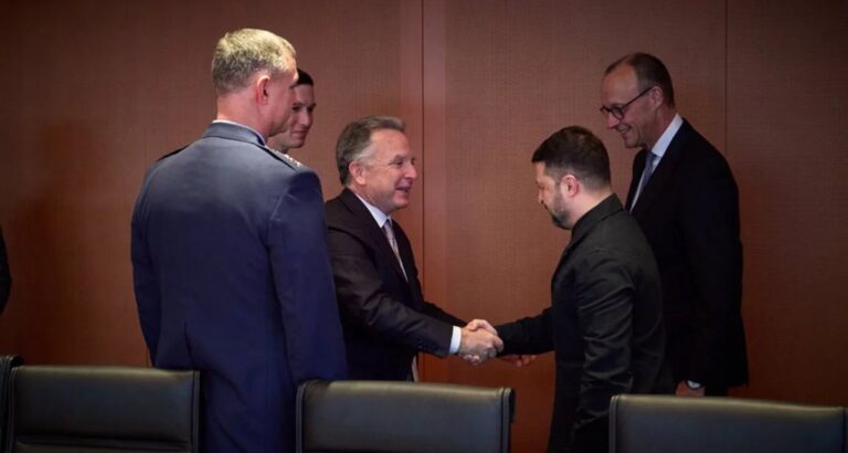 Zelensky encontra enviados de Trump em Berlim para discutir cessar-fogo com a Rússia