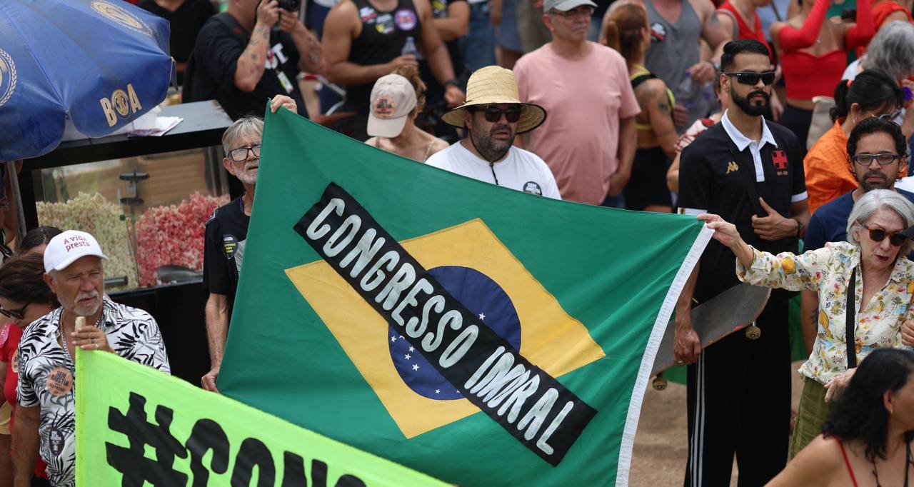 Protesto em Brasília questiona anistia e mira Congresso, Hugo Motta e Ibaneis Rocha - Imagem do artigo original