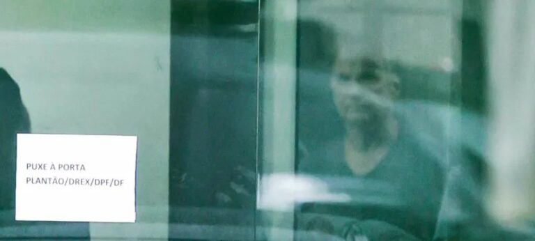 Carlos Bolsonaro alega “assassinato com doses de tortura” ao criticar prisão do pai