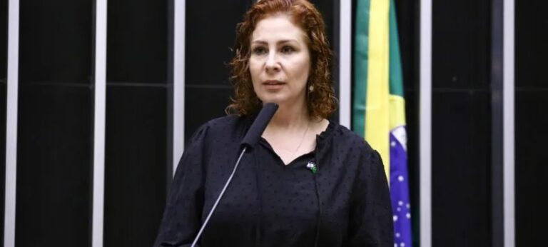 Carla Zambelli entrega mandato de deputada após decisão do STF