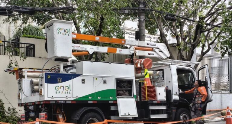 Enel afirma ter normalizado serviço, mas 46,1 mil imóveis seguem sem energia em São Paulo
