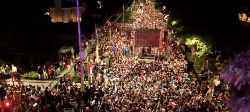 Multidão ocupa ruas de Santiago para festejar eleição de José Antonio Kast - Imagem do artigo