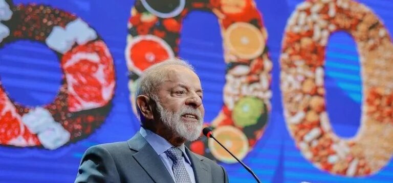 Lula cobra companhias aéreas por comprarem pouco da Embraer