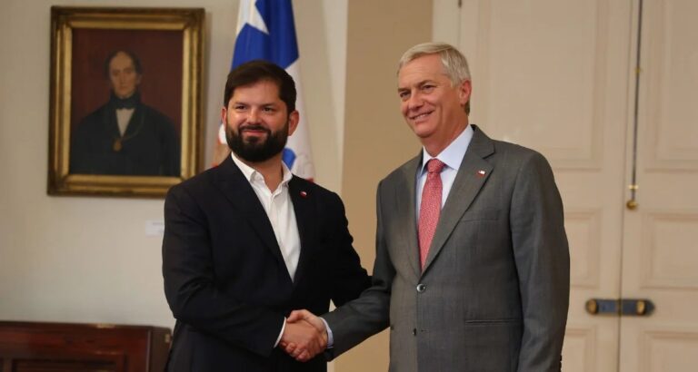 Boric recebe Kast no Palácio de La Moneda e dá início à transição no Chile