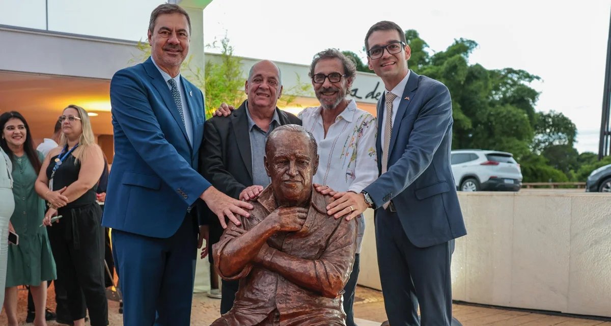 Estátua de bronze de Oscar Niemeyer é instalada na Casa de Chá, em Brasília - Imagem do artigo