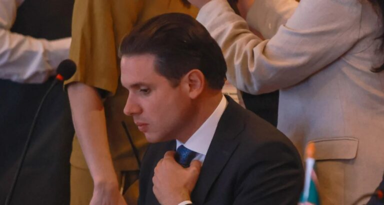 Hugo Motta detalha procedimentos que podem levar à perda de mandato de Eduardo Bolsonaro e Alexandre Ramagem