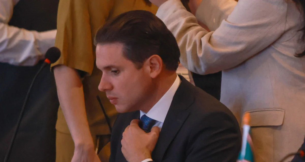 Hugo Motta detalha procedimentos que podem levar à perda de mandato de Eduardo Bolsonaro e Alexandre Ramagem - Imagem do artigo