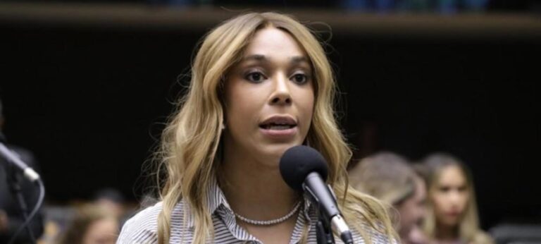 Erika Hilton fala ao vivo ao Poder360 nesta terça-feira