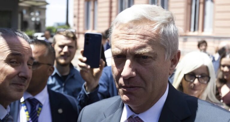 Kast defende “corredor humanitário” para repatriar imigrantes irregulares no Chile