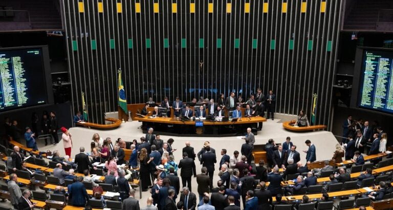 Câmara aprova redução de incentivos fiscais e eleva impostos sobre bets e fintechs