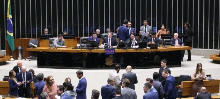 Câmara aprova corte de benefícios fiscais e aumenta impostos sobre JCP, apostas e fintechs