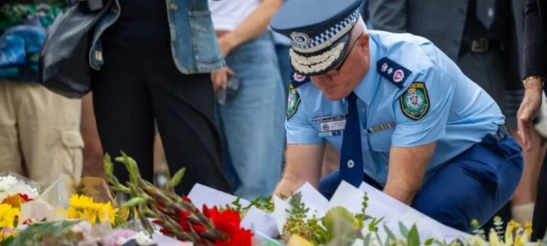 Homem de 24 anos é denunciado por 59 crimes após ataque que deixou 15 mortos em Bondi