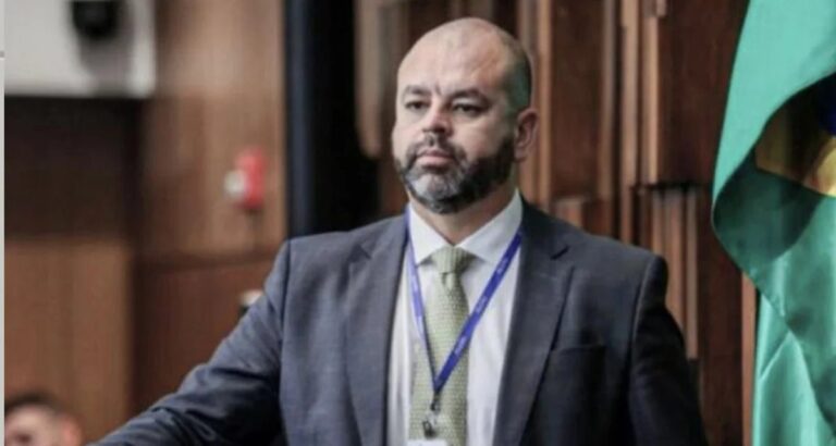 Chefe de gabinete de Rodrigo Bacellar é exonerado após ação da PF