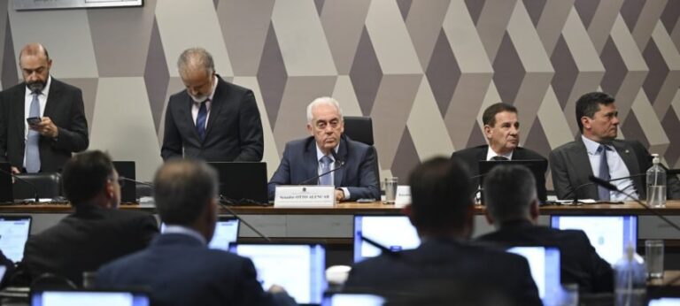 CCJ do Senado aprova PL da Dosimetria com 17 votos favoráveis