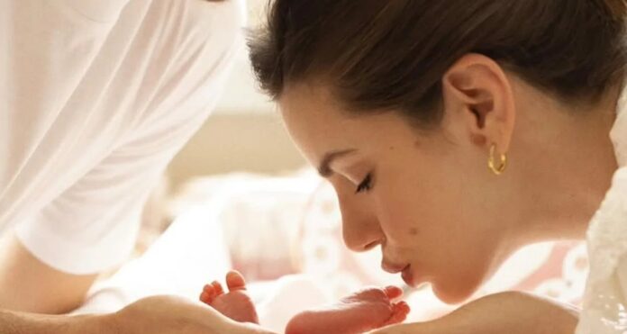 Imagem destacada - Camila Queiroz agradece mensagens após chegada da primeira filha, Clara