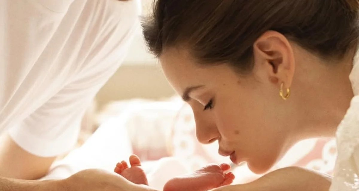 Camila Queiroz agradece mensagens após chegada da primeira filha, Clara - Imagem do artigo