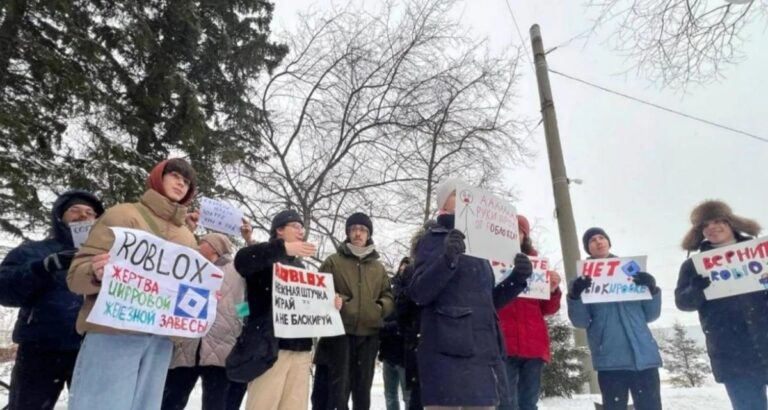 Jovens saem às ruas na Sibéria contra bloqueio do Roblox na Rússia