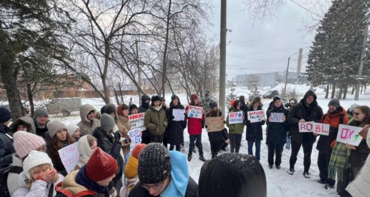 Jovens saem às ruas na Sibéria contra bloqueio do Roblox na Rússia - Imagem do artigo original