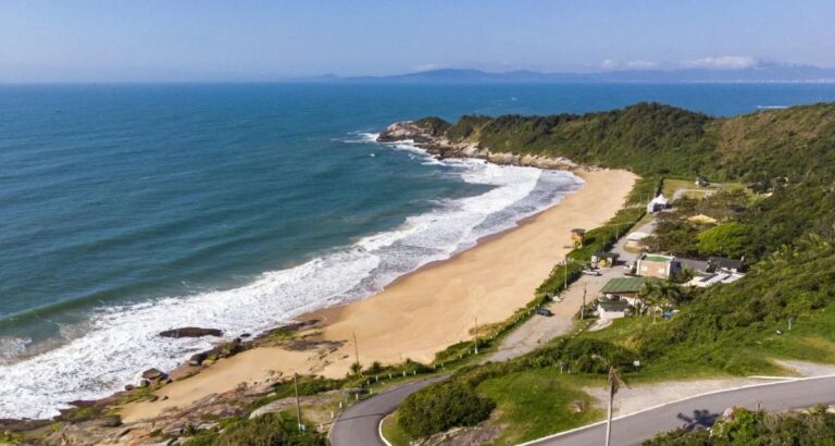 Balneário Camboriú revoga naturismo e veta nudismo na Praia do Pinho