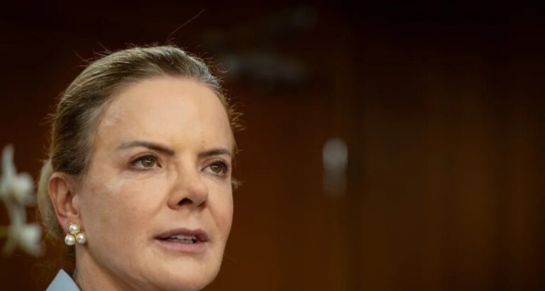 Gleisi Hoffmann chama de “erro lamentável” atuação da liderança do governo após aprovação do PL da Dosimetria