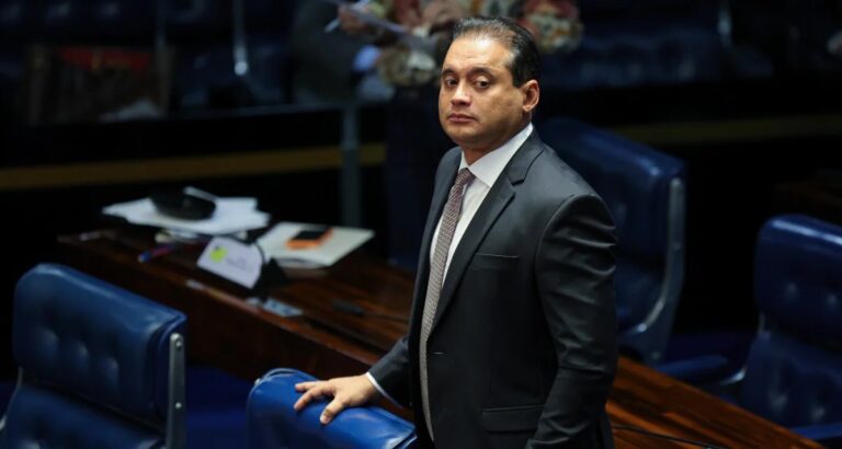 Vice-líder de Lula no Senado é alvo da PF em ação sobre descontos ilegais no INSS