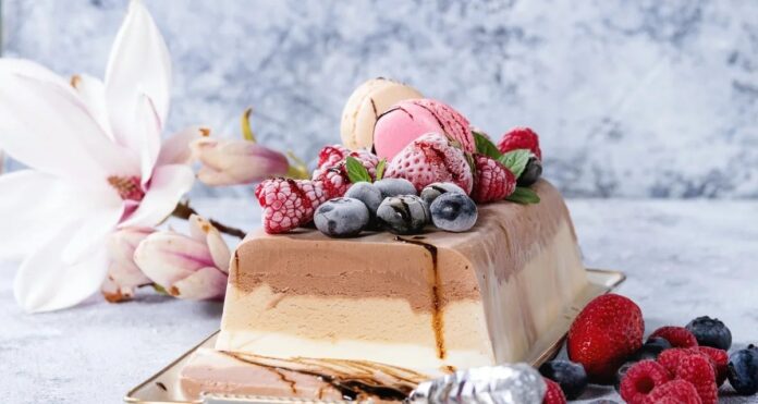 Imagem destacada - Receita prática de bolo de sorvete com biscoito de chocolate exige apenas seis ingredientes