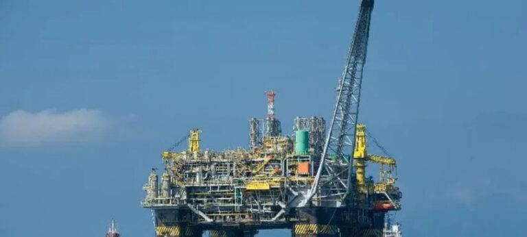 Vazamento de gás paralisa plataforma P-40 da Petrobras na Bacia de Campos