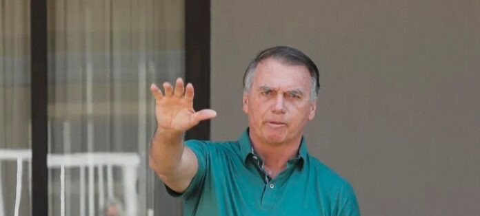 Imagem destacada - Moraes permite que PF colha depoimento de Bolsonaro sobre cofres do Alvorada
