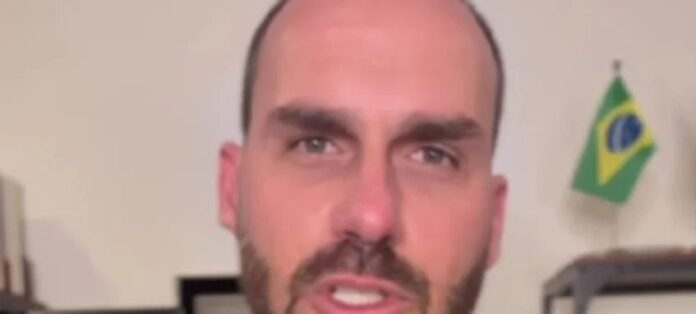 Imagem destacada - Eduardo Bolsonaro chama cassação de “medalha de honra” e promete continuar atuando