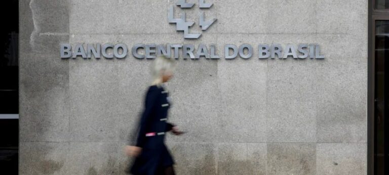 Deficit em transações correntes soma US$ 4,9 bilhões em novembro, o maior para o mês desde 2021