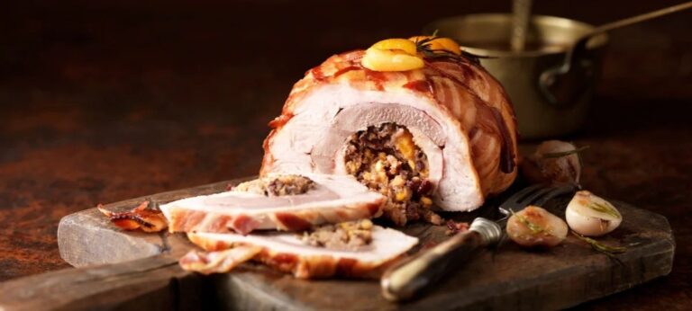 Lombo suíno recheado com farofa se destaca como prato simples e vistoso para a ceia de Natal