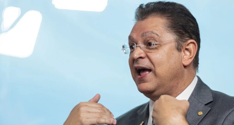 Sóstenes Cavalcante ironiza Lulinha e Weverton após ser alvo da PF e afirma não temer investigação