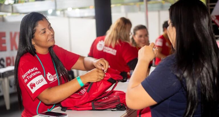 Corredores retiram kits e aquecem para o Metrópoles Run deste domingo