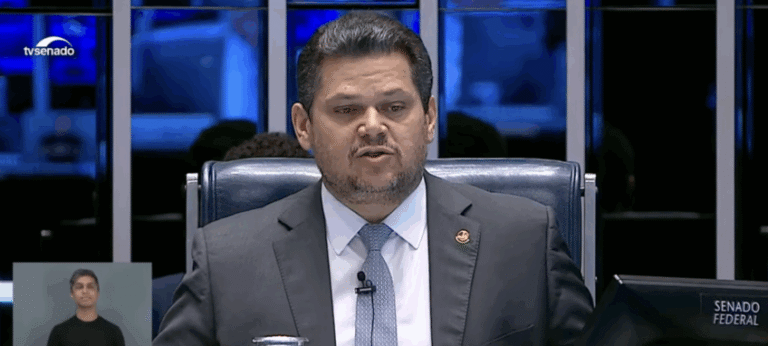 Congresso promulga emenda que autoriza professores a acumular cargo público de qualquer área